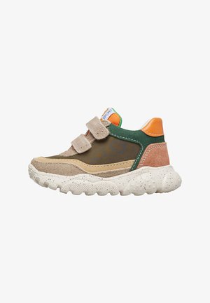 Sporty sneaker with a mix of suede and synthetic materials in beige, green, and orange. Features Velcro straps and a chunky speckled sole.
