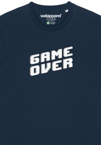 Navy Baumwoll-T-Shirt mit weißem, pixellisiertem Text "GAME OVER" in einer blockartigen Schriftart. Rundhalsausschnitt, kurze Ärmel, weiche Textur.