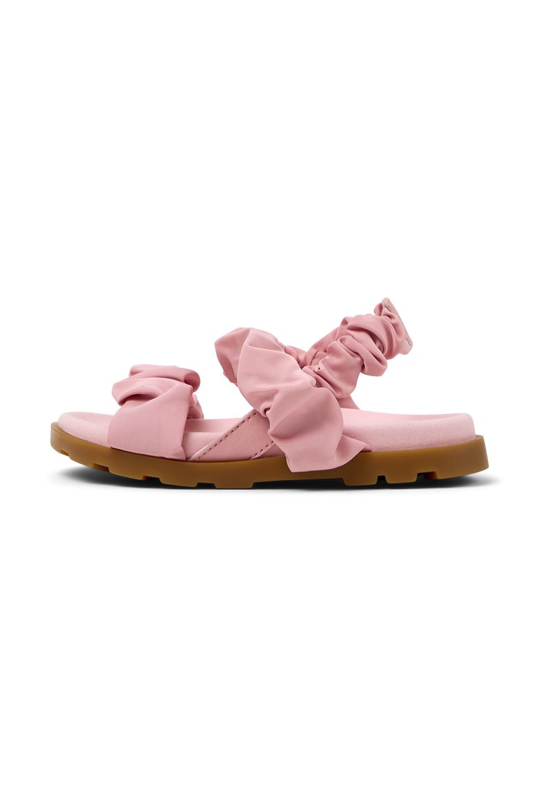 Roze sandalen met rimpelige stoffen banden en een platte, bruine rubberen zool. Beschikt over een gladde textuur en open ontwerp voor ademend vermogen.