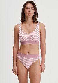 Rozig en witte gestreepte beha en bijpassende high-waisted bikini van zachte stof, met een brede geribbelde band voor comfort en ondersteuning.