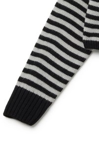 Zwart en grijs gestreepte gebreide sweatermouw met geribbelde zwarte manchette, die een zachte textuur en contrasterende kleuren toont.