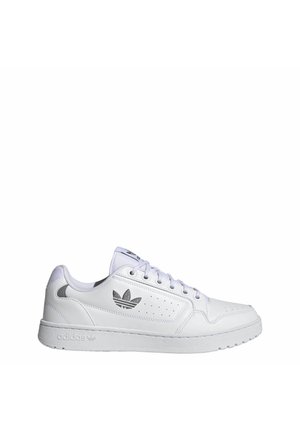 Weißer Adidas Low-Top-Sneaker mit perforiertem Seitenpanel, Schnürverschluss und schwarzem Trefoil-Logo nahe der Ferse und auf der Zunge.