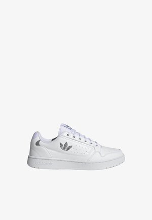 Baskets basses blanches Adidas avec panneau latéral perforé, fermeture à lacets et logo trèfle noir près du talon et sur la languette.