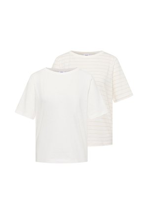Deux t-shirts à manches courtes col rond, un blanc uni et un blanc avec de fines rayures horizontales beige, présentés sur fond blanc.
