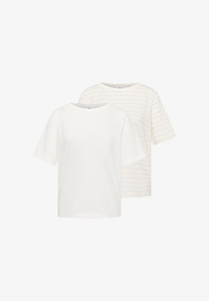 Deux t-shirts à manches courtes col rond, un blanc uni et un blanc avec de fines rayures horizontales beige, présentés sur fond blanc.