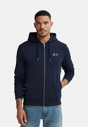 Felpa con zip navy realizzata in tessuto liscio, con zip frontale, cappuccio regolabile e un piccolo logo sul lato sinistro del petto.