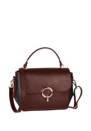 Sac à main en cuir texturé rouge foncé avec une poignée supérieure, une bandoulière réglable et un fermoir circulaire doré sur le rabat avant.