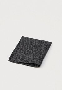 Fekete zsebkendő, texturált geometriai mintával, háromszög alakban hajtva, enyhén fényes anyagból készült.