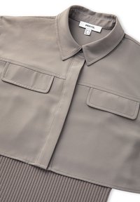 Taupe Hemd mit Klappbrusttaschen und geripptem Saum, zeigt einen spitzen Kragen und einen teilweisen Knopfverschluss, Größe EUR 36/UK 8/USA 6.