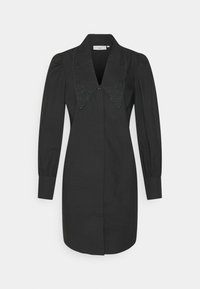 Vestido preto com um decote com colarinho e detalhes bordados. Mangas longas e bufantes e fecho de botão na frente. Textura de tecido suave.
