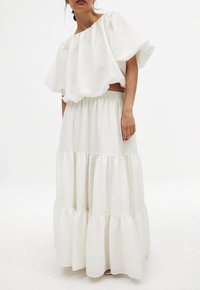 VOLUMINOUS - Pleated skirt - white