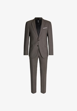 Abito grigio in tessuto strutturato, con giacca a due bottoni e rever a denti di sega, pantaloni slim fit e dettaglio fazzoletto da taschino bianco.