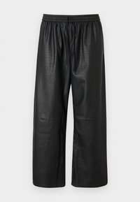 Μαύροι παντελόνες από ψεύτικο δέρμα με υφή κροκοδείλου, ελαστική ζώνη μέσης και κορδόνι. Λείο φινίρισμα, δομημένη σιλουέτα.