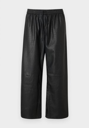 Schwarze, weit geschnittene Hose aus Kunstleder mit strukturiertem Krokodilmuster, elastischem Bund und Kordelzug. Glatte Oberfläche, strukturierte Silhouette.