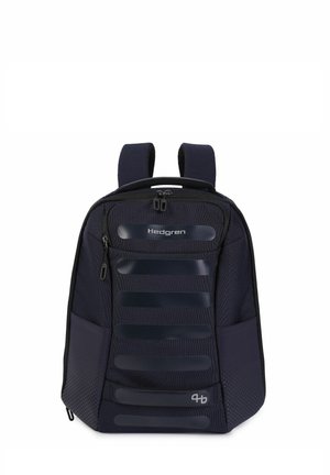 Sac à dos Hedgren noir avec bretelles rembourrées et plusieurs compartiments zippés sur fond blanc.