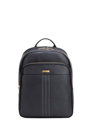 Czarny plecak z teksturowanej skóry z złotymi zamkami, przednią kieszenią, pionowym białym przeszyciem i górnym uchwytem.