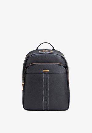 Zwarte rugzak van getextureerd leer met gouden ritsen, voorvak, verticale witte stiksels en een handvat aan de bovenkant.