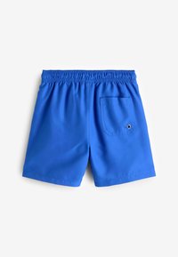 Shorts de bain bleus en tissu léger. Dotés d'une taille élastique et d'une poche arrière avec un détail de bouton décoratif.