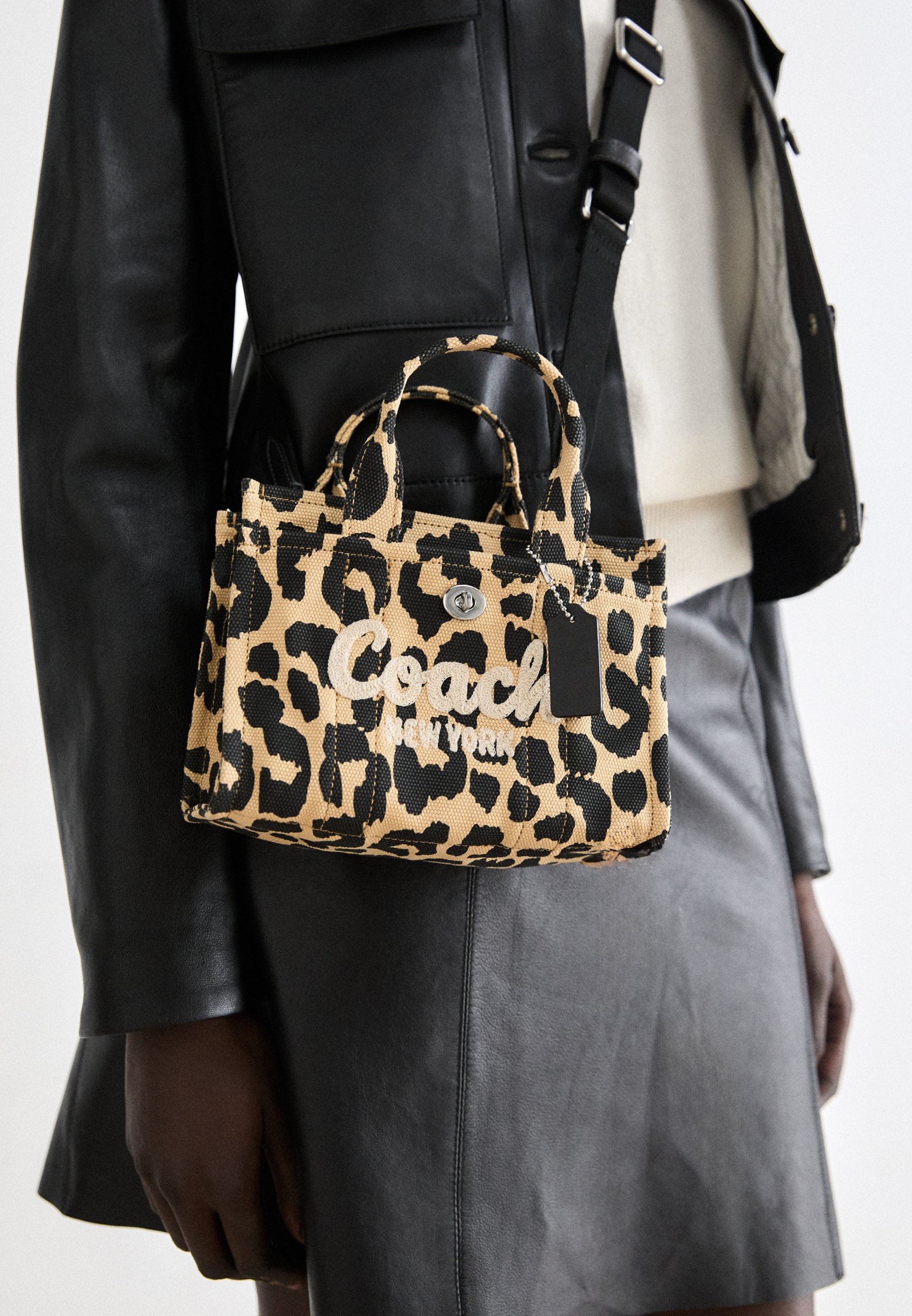 COACH CARGO TOTE BAG 20 WITH LEOPARD PRINT - Handbag - black multi