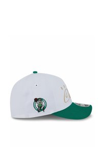 Weißer Baseballcap mit einem grünen Schirm, ausgestattet mit einem gestickten Boston Celtics-Logo an der Seite und goldenen Buchstaben auf der Vorderseite.