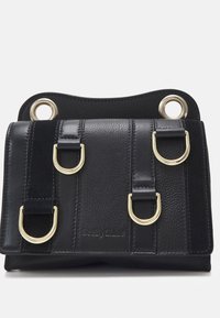Borsa a tracolla in pelle nera con hardware dorato, dotata di due cinturini frontali, accenti circolari e una superficie testurizzata. Design compatto e strutturato.