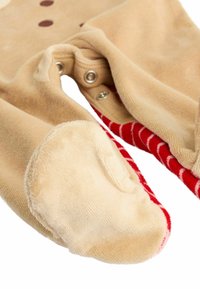 Peberkage-tema baby body i blødt beige fleece med knaplukning i bunden. Inkluderer røde og hvide stribede detaljer på fødderne.