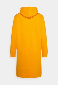 Gelbes Kapuzensweatshirtkleid mit langen Ärmeln, aus weichem Stoff gefertigt. Verfügt über eine Kängurutasche und gerippte Bündchen. Minimalistisches Design.