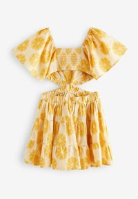 Robe florale jaune avec un corsage smocké, des manches courtes bouffantes et une jupe à étages avec des motifs alternés de rayures et de teintes unies.
