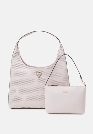Hellrosa perforierte Tragetasche mit dreieckigem Metalllogo und passender kleiner Handgelenktasche mit goldenem Reißverschluss und Markennamen.
