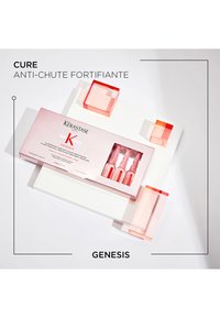 Kérastase Genesis Anti-Haarausfall-Behandlungsampullen in pinker Verpackung auf weißer Oberfläche mit durchscheinenden pinkfarbenen Blöcken.