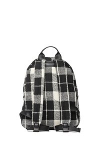 Zaino in tessuto a quadri bianco e nero con dettagli in pelle, spallacci imbottiti e maniglia superiore robusta. Design rettangolare e testurizzato.