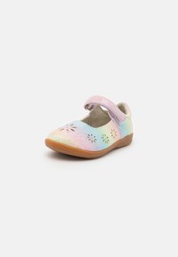 Zapato Mary Jane de color pastel brillante con un diseño floral recortado, correa ajustable y suela de goma. La parte superior brilla con un efecto de degradado.