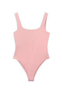 Roze eenstuk bodysuit met brede schouderbanden en drukknoopjes bij het kruis, weergegeven op een witte achtergrond.