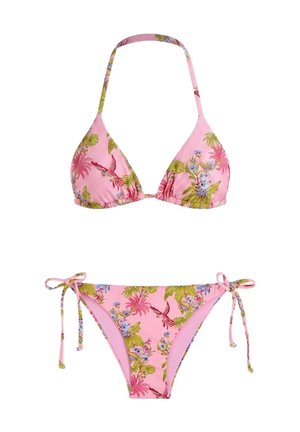 Set bikini rosa con stampa tropicale di fiori e uccelli, top a triangolo con allacciatura al collo e slip con laccetti laterali su sfondo bianco.