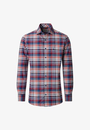 Koszula na guziki z długim rękawem w czerwoną, niebieską i białą kraciastą kratę z małą kieszonką na piersi na białym tle.