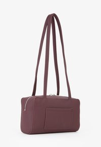 Piccola borsa a mano rettangolare di pelle bordeaux con lunghe doppie cinghie, tasca anteriore con fodera e chiusura a cerniera argento.
