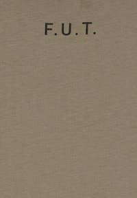 Khaki T-shirt wykonany z bawełny, z czarnym napisem "F.U.T." nadrukowanym na przodzie. Gładka tekstura z okrągłym dekoltem.