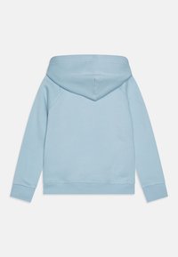 Sudadera azul claro con capucha ajustable, puños y dobladillo acanalados, confeccionada en una suave tela de textura lisa.