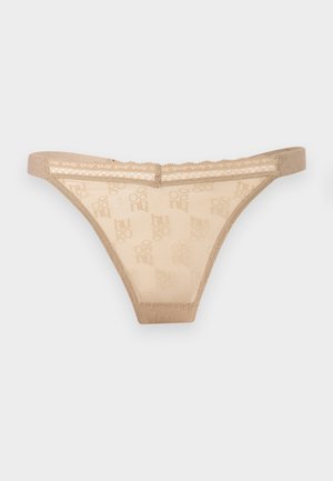 Beiger transparenter Spitzen-String mit Logomuster und einem dünnen elastischen Bund auf weißem Hintergrund.