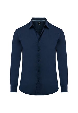 Donkerblauwe overhemd met lange mouwen en knopen, voorzien van een puntige kraag en zwarte knopen, weergegeven tegen een witte achtergrond.