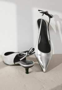 REGULAR FIT - FOREVER COMFORT POINTED TOE SLINGBACK - Klasszikus sarkú cipők - silver