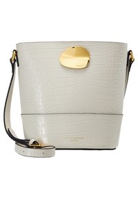 Borsa a secchiello in pelle beige con motivo a coccodrillo, chiusura ovale dorata, dettagli neri e tracolla regolabile. Logo stampato sulla base.