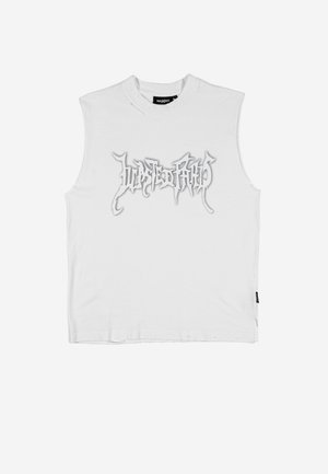 Tricou alb fără mâneci cu detalii uzate, având text stilizat „Wasted Paris” în font graffiti în centrul frontal.