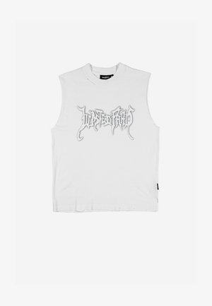 Bijela majica bez rukava s oštećenim detaljima, na prednjem centru je stilizirani natpis "Wasted Paris" u grafitnom stilu fonta.