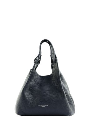 Sac à main en cuir noir texturé, forme arrondie, poignées courtes et petit logo blanc Gianni Chiarini Firenze sur le devant.