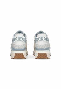 Paire de baskets blanches et grises avec tissu à motifs, semelles en caoutchouc et détail décoratif en chaîne sur le talon, vues de dos.