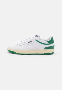 Sneaker bianca con accenti verdi sul tallone e sul lato. Caratterizzata da un profilo basso, tomaia testurizzata e suola in gomma crema con motivi di trazione.