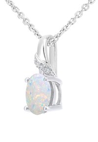 Srebrny naszyjnik z owalnym zawieszką z opalu. Opal wykazuje iryzujące kolory, osadzony w czteropunktowym wzorze, z małymi kamieniami akcentującymi.