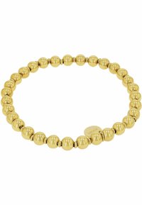 Pulsera de cuentas de oro que presenta cuentas esféricas lisas y reflectantes con pequeños acentos de espaciado y una etiqueta de marca adjunta.