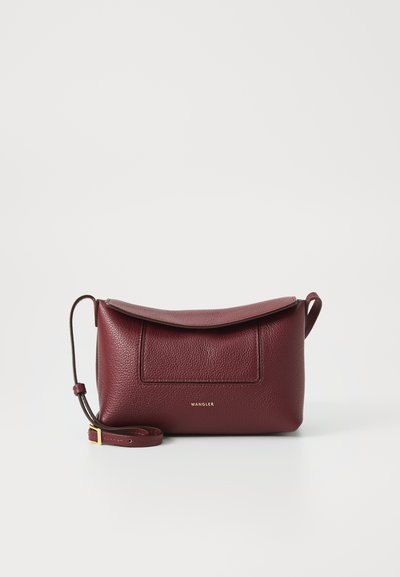 Sac bandoulière en cuir bordeaux avec une fermeture à rabat, surface texturée, poche avant et une bandoulière amovible. Logo embossé à l'avant.